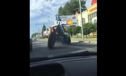 В Ставрополе у трактора на полном ходу оторвалось колесо. Видео
